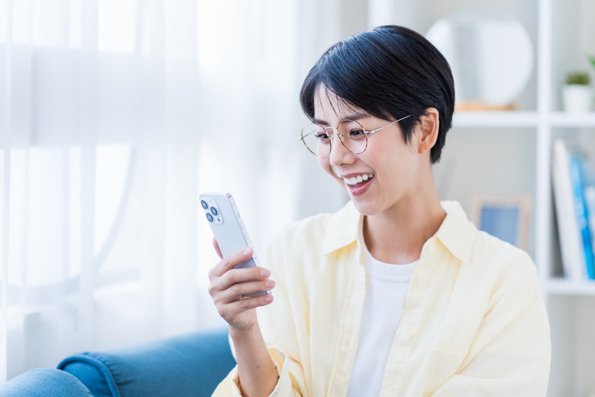 スマホを見て喜ぶ女性