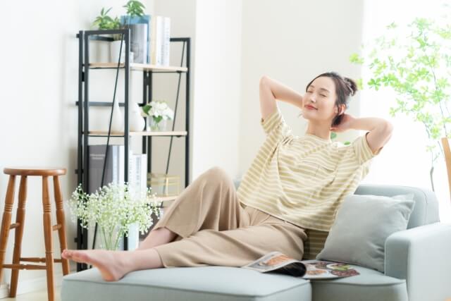 ソファでくつろぐ女性